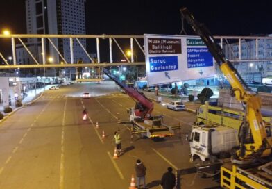 ŞANLIURFA’DA BAŞ ÜSTÜ YÖNLENDİRME LEVHALARI ARTIRILIYOR