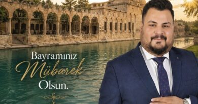 DTKV Ekonomi ve Ticaret Daire Başkanı Mehmet Alma’dan Kurban Bayramı MesajıDTKV Ekonomi ve Ticaret Daire Başkanı Mehmet Alma, Kurban Bayramı dolayısıyla bir kutlama mesajı yayımladı.Alma mesajında şu ifadelere yer verdi:“Kıymetli hemşehrilerim ve değerli dostlarım, mübarek Kurban Bayramı’nızı en içten dileklerimle kutluyorum. Kurban, fedakârlık, paylaşma ve kardeşliğimizin sembolüdür.Bu mübarek günlerde birlik, beraberlik ve yardımlaşmamızı artıralım. Bayramın ülkemize, Türk-İslam âlemine ve tüm insanlığa sağlık, huzur ve bereket getirmesini temenni ediyorum.”