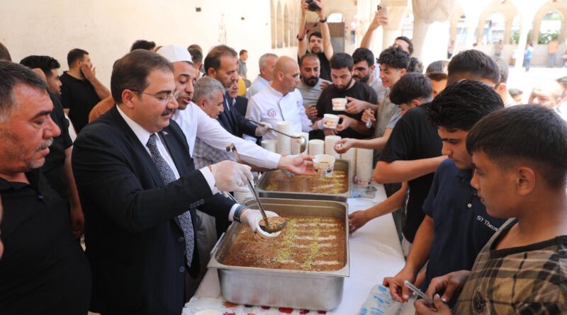 BAŞKAN CANPOLAT, VATANDAŞLARLA AŞURE BEREKETİNİ PAYLAŞTI
