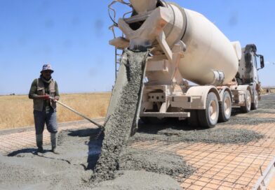 ÜÇ İLÇEYİ BİRBİRİNE BAĞLAYAN 17 KİLOMETRELİK GÜZERGÂHTA BETON YOL ÇALIŞMALARI SÜRÜYOR ÜÇ İLÇEYİ BİRBİRİNE BAĞLAYAN 17 KİLOMETRELİK GÜZERGÂHTA BETON YOL ÇALIŞMALARI SÜRÜYOR