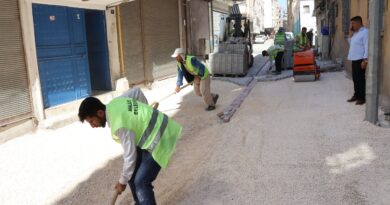 HALİLİYE’DE EKİPLER EŞ ZAMANLI OLARAK SAHADAHaliliye Belediyesi, ilçe genelinde ulaşım konforunu artırmak amacıyla yürüttüğü üstyapı çalışmalarını aralıksız sürdürüyor. HALİLİYE’DE EKİPLER EŞ ZAMANLI OLARAK SAHADAHaliliye Belediyesi, ilçe genelinde ulaşım konforunu artırmak amacıyla yürüttüğü üstyapı çalışmalarını aralıksız sürdürüyor.
